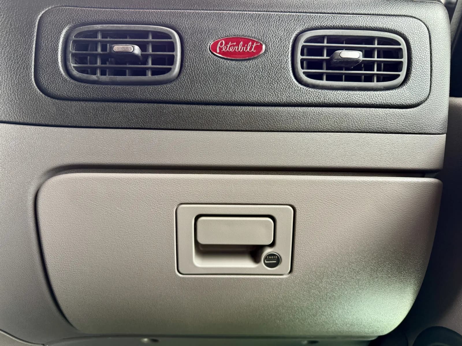 2024 Peterbilt 389 — photo 19