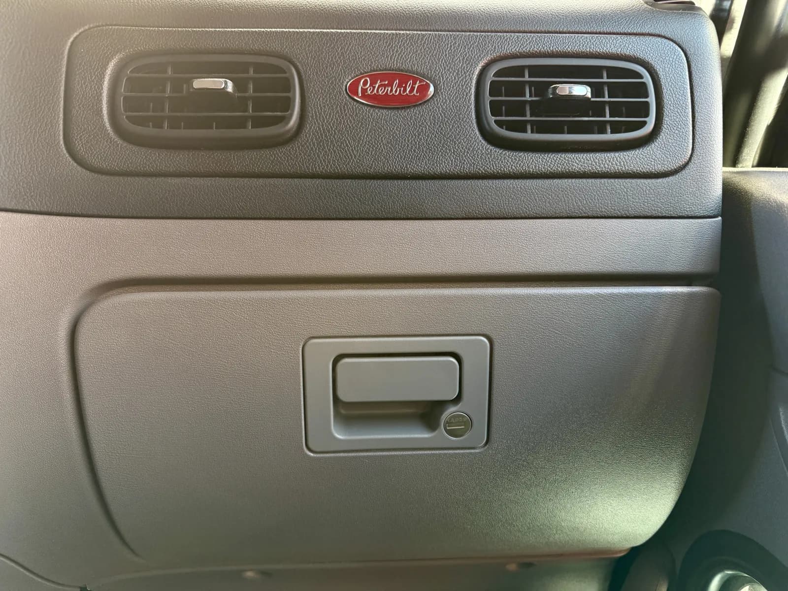 2024 Peterbilt 389 — photo 19