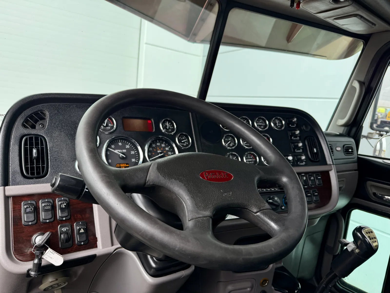 2017 Peterbilt 389 — photo 15