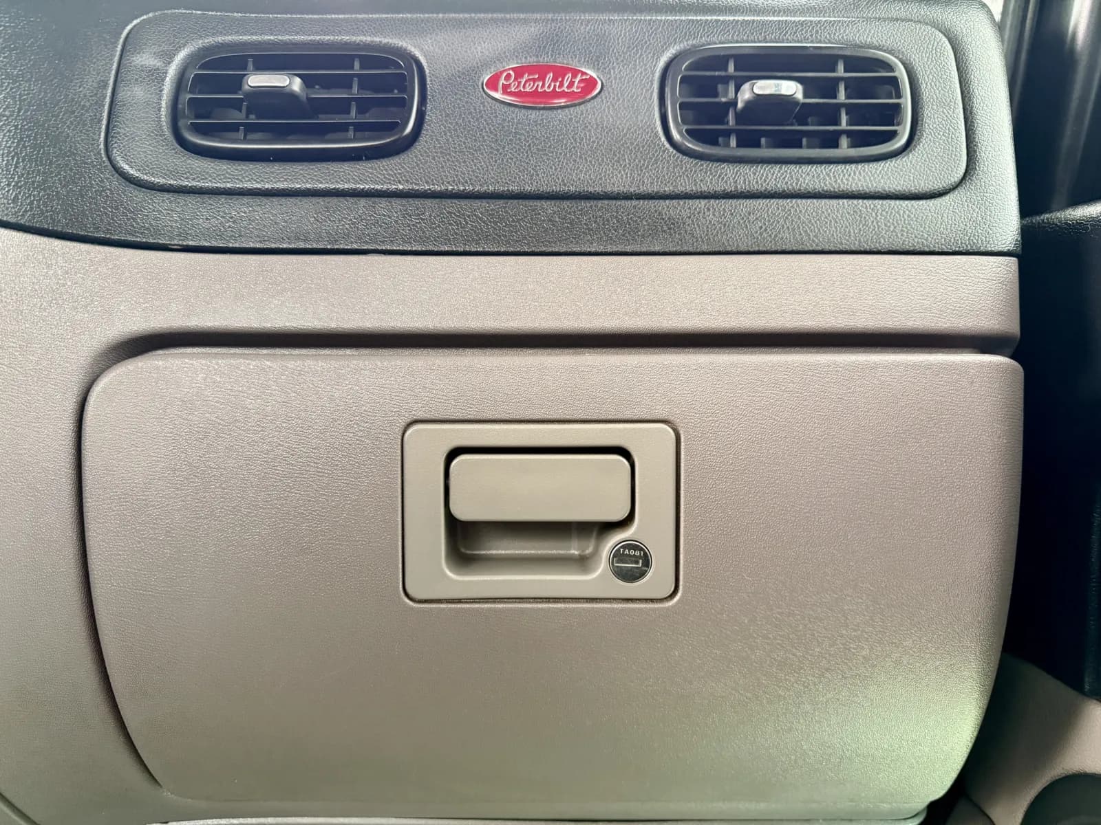 2017 Peterbilt 389 — photo 19