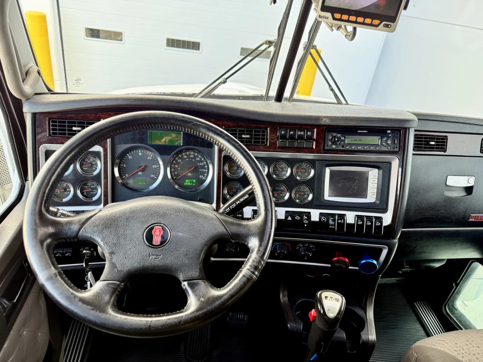 2011 Kenworth T800 — photo 32