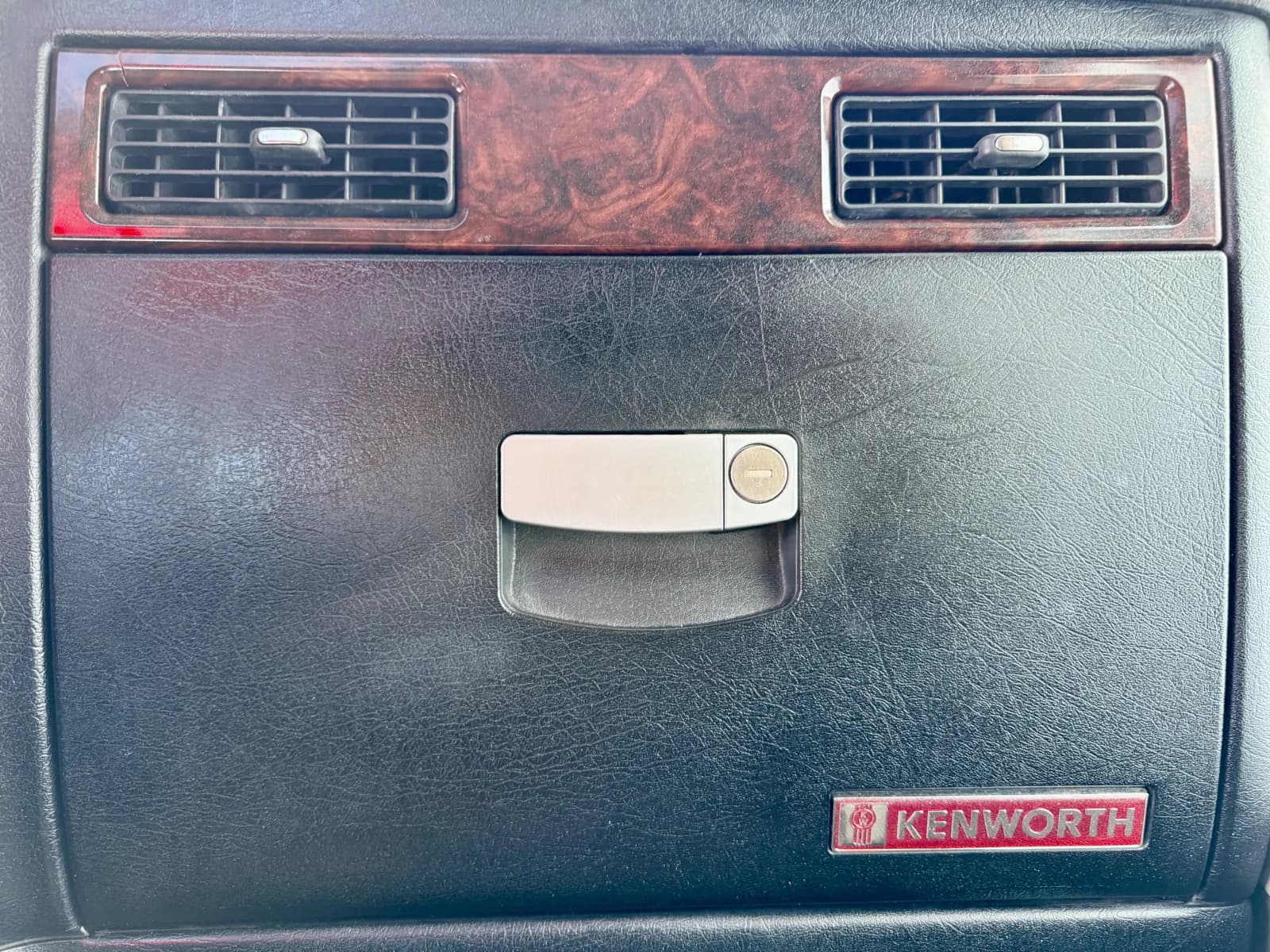 2011 Kenworth T800 — photo 35