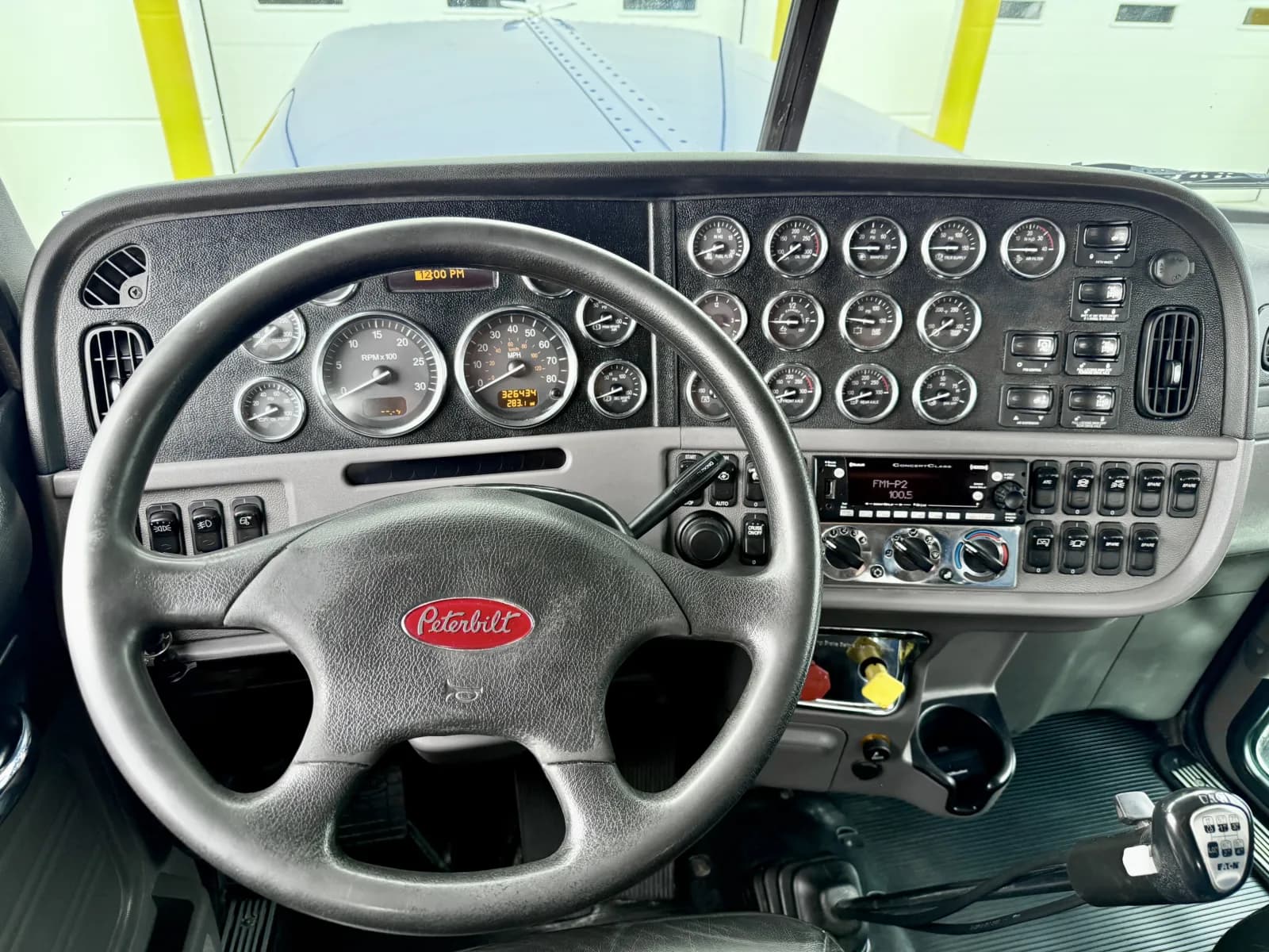 2022 Peterbilt 389 — photo 16