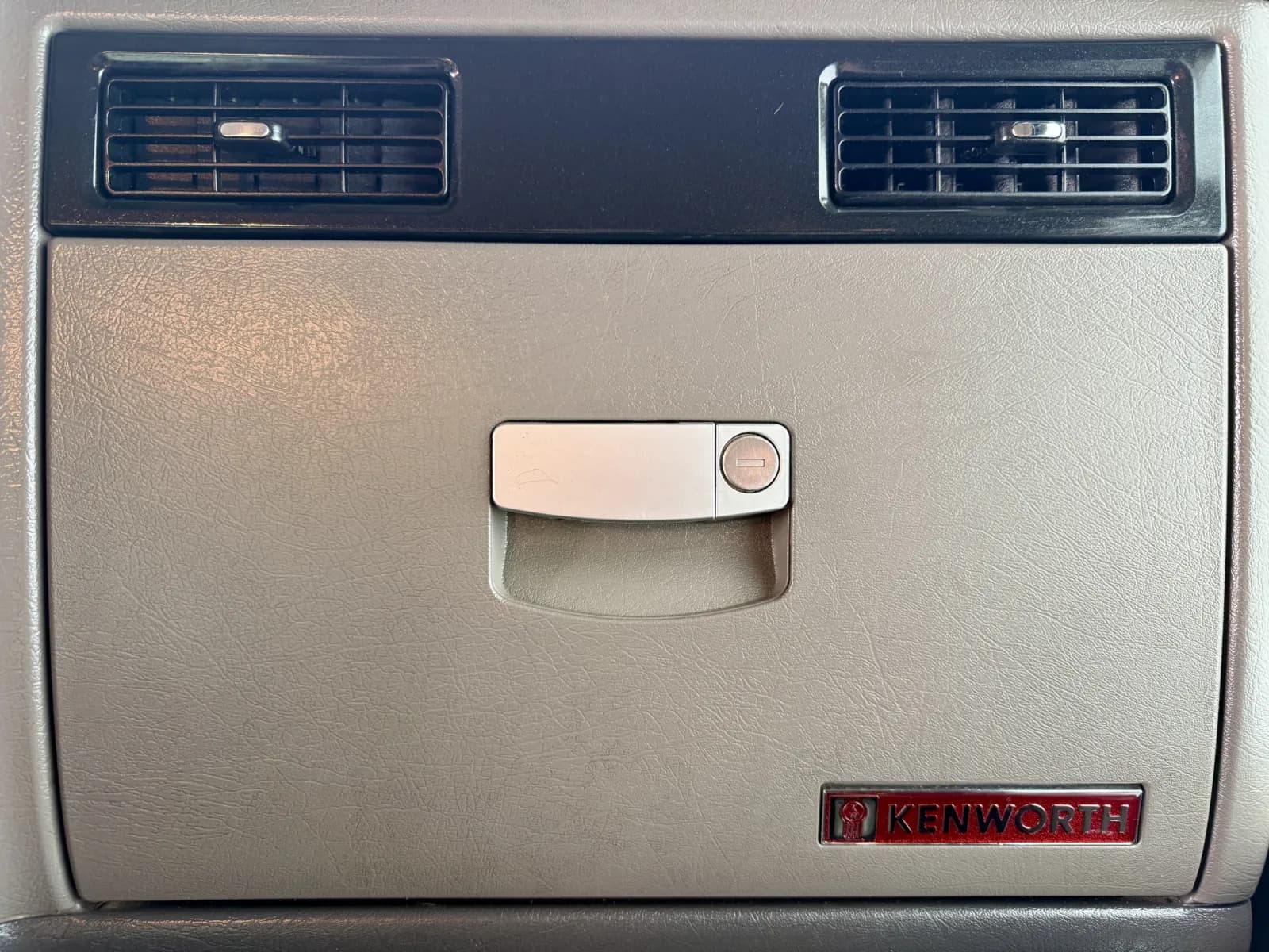 2012 Kenworth T800 — photo 19