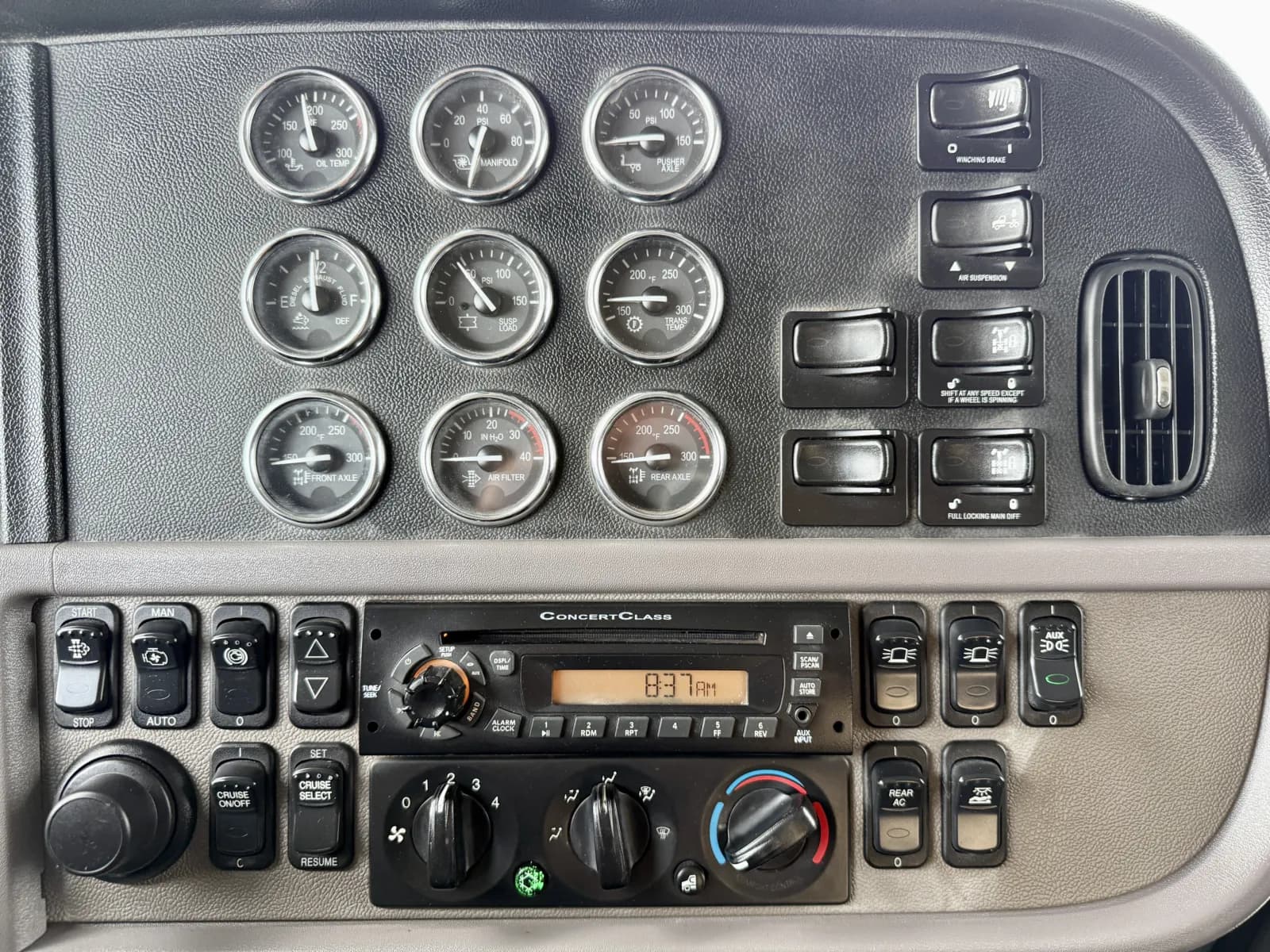 2013 Peterbilt — photo 30