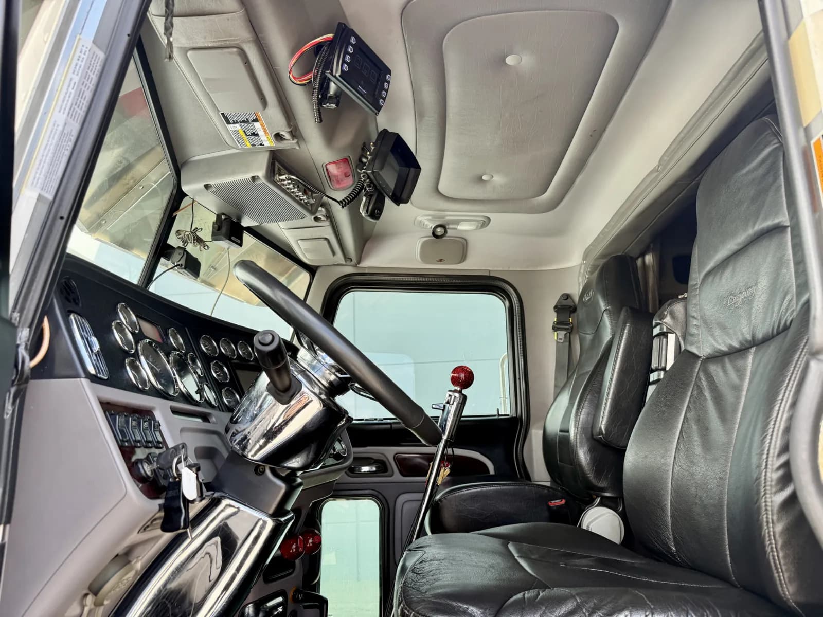 2017 Peterbilt 389 — photo 28