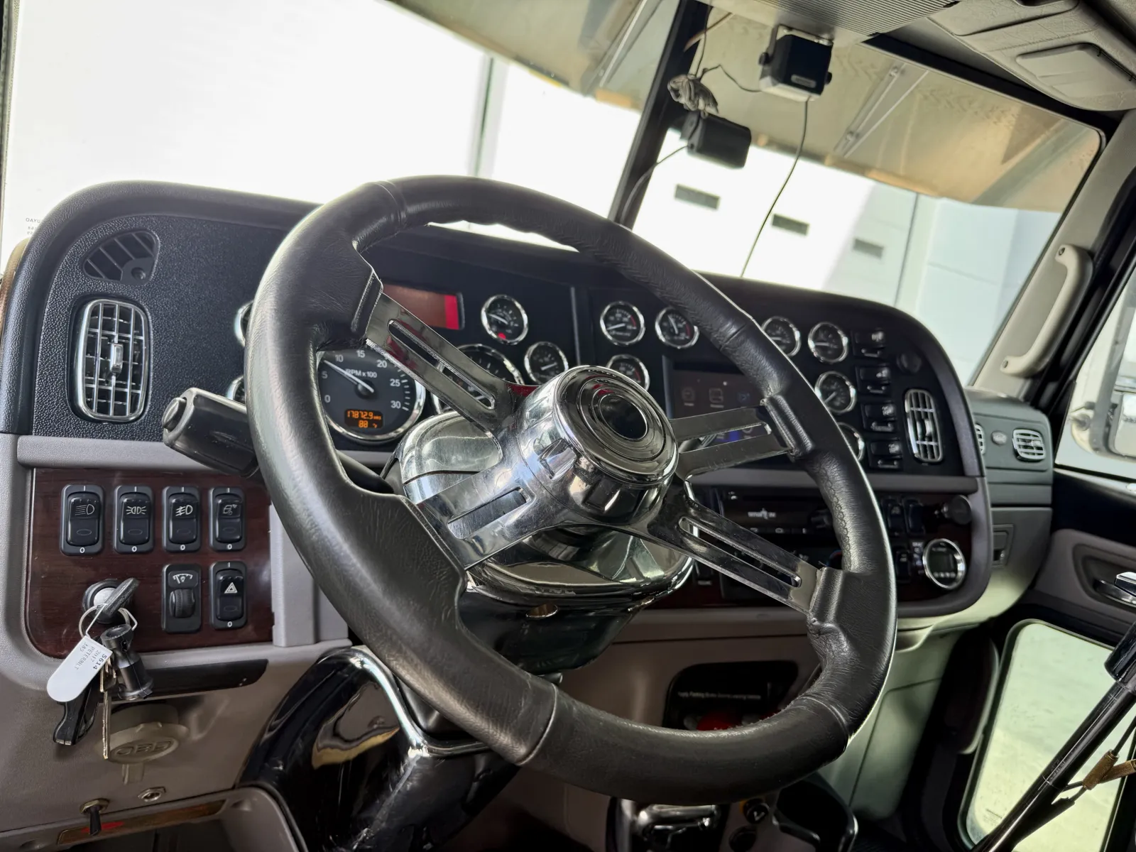 2017 Peterbilt 389 — photo 29