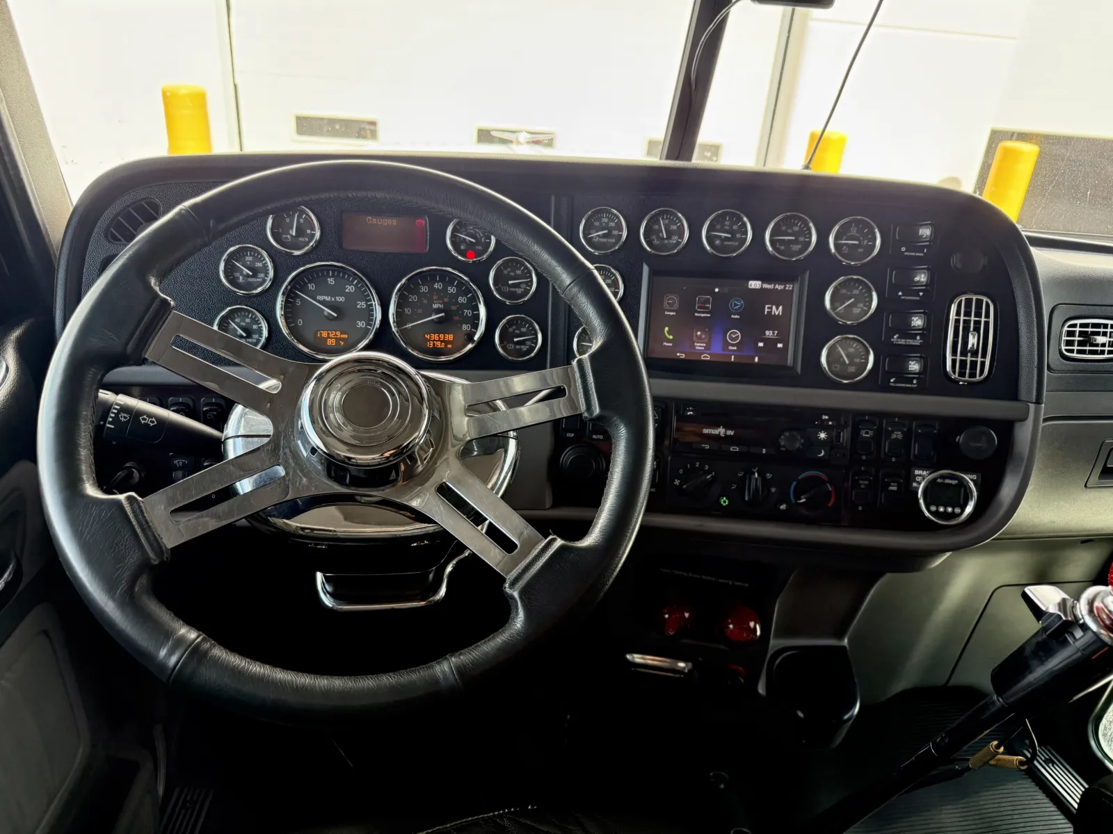 2017 Peterbilt 389 — photo 30