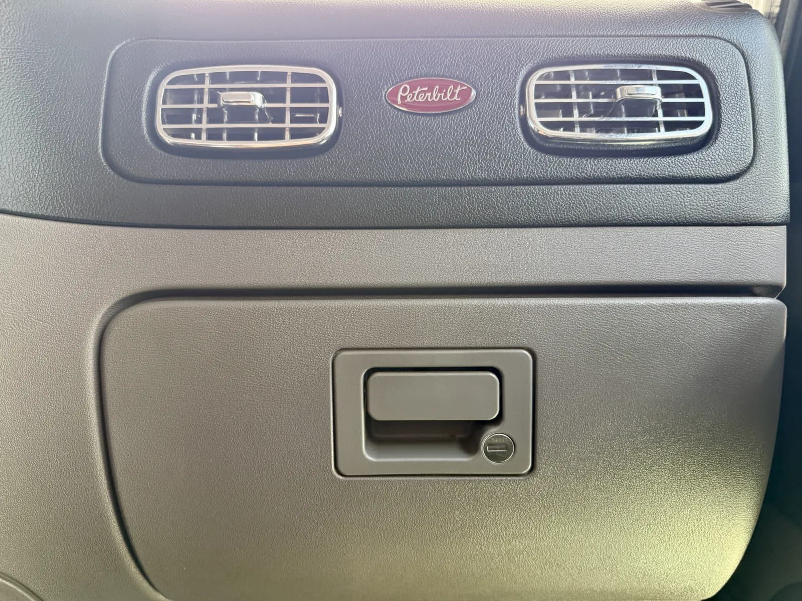 2017 Peterbilt 389 — photo 33