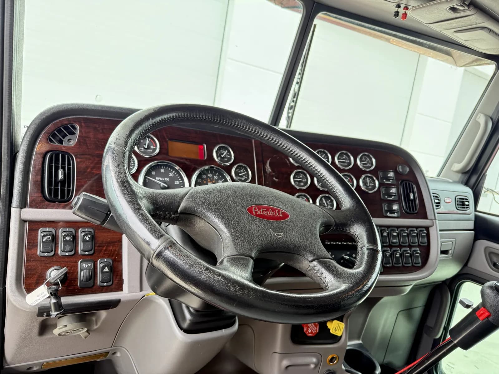 2017 Peterbilt 389 in New Lenox, IL — photo 15