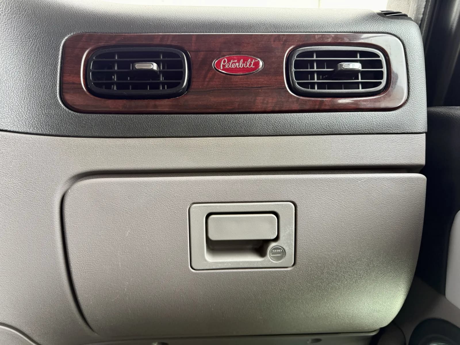 2017 Peterbilt 389 in New Lenox, IL — photo 19