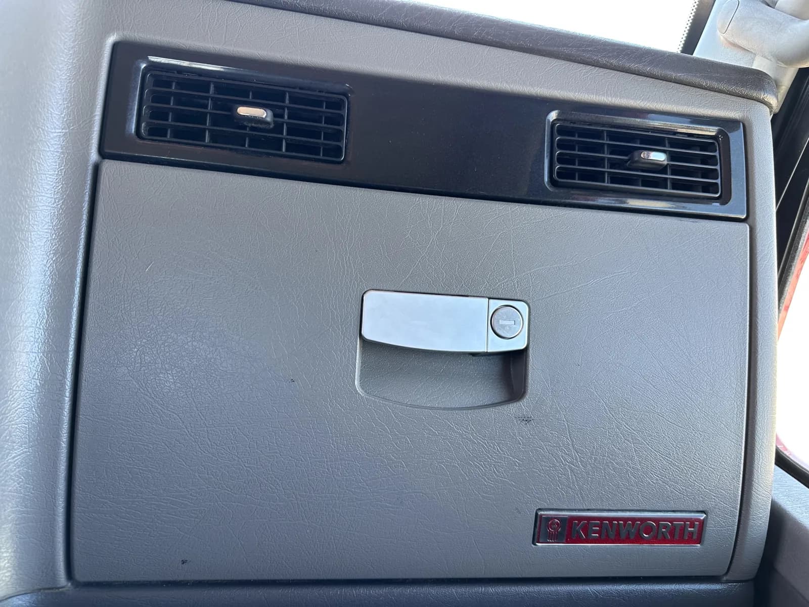2012 Kenworth T800 — photo 19