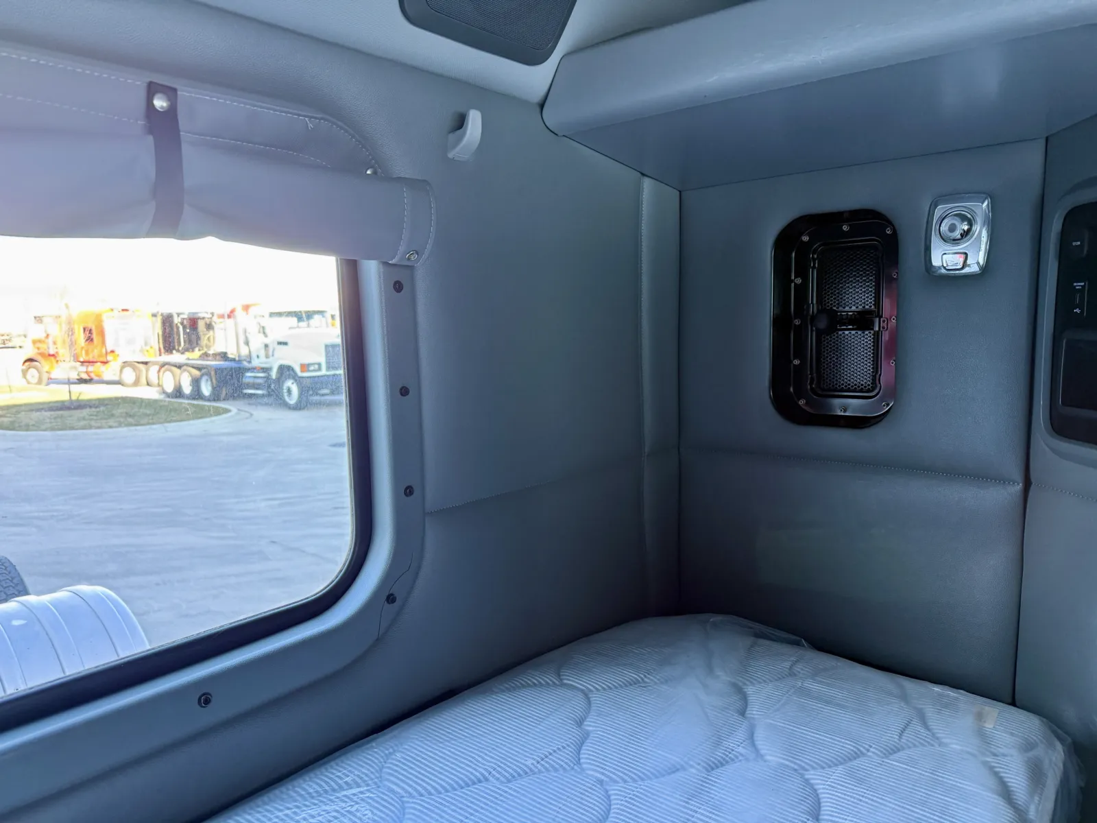 2020 Kenworth T880 — photo 24