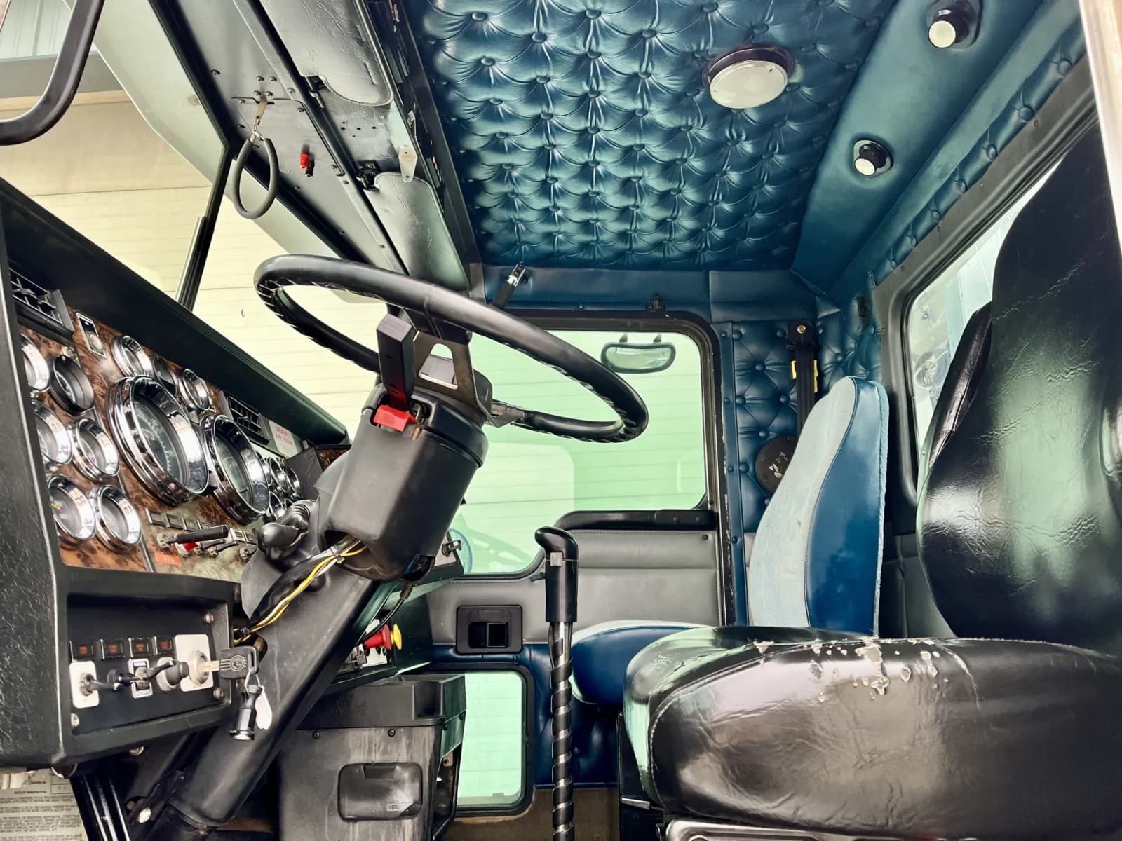 1998 Kenworth T800 — photo 14