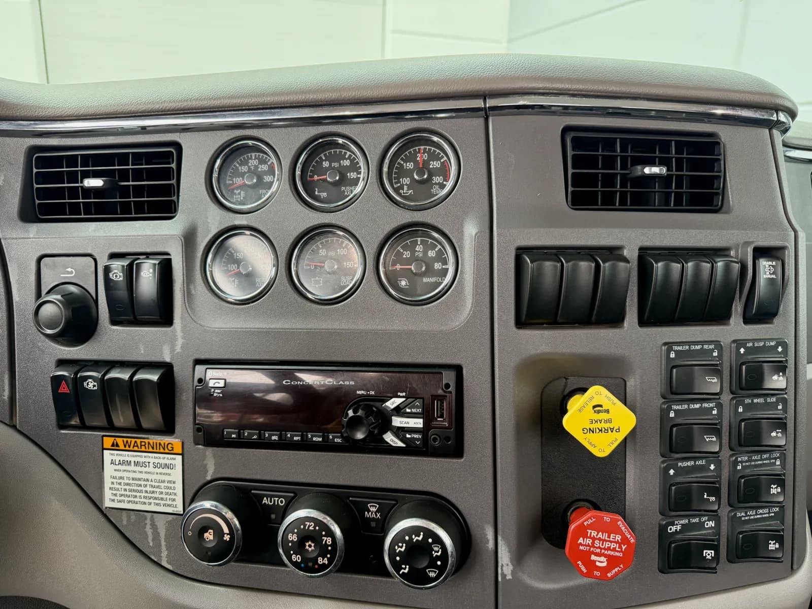 2015 Peterbilt 567 — photo 18