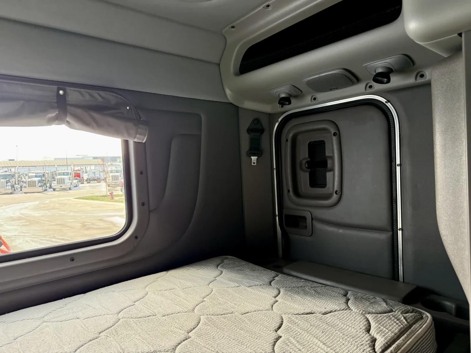 2018 Peterbilt 389 — photo 24