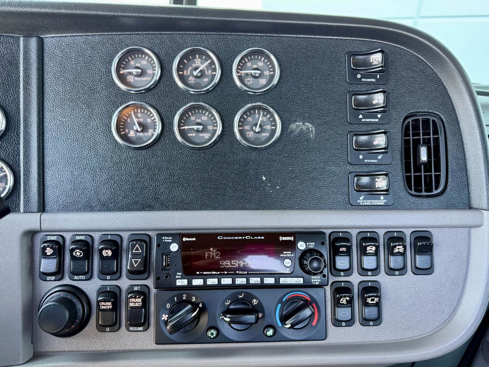 2022 Peterbilt 389 — photo 18