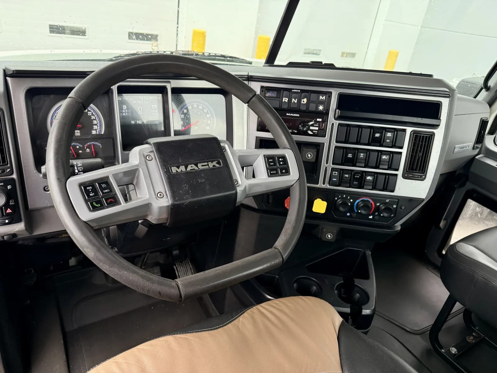 2019 Mack Pinnacle — photo 15