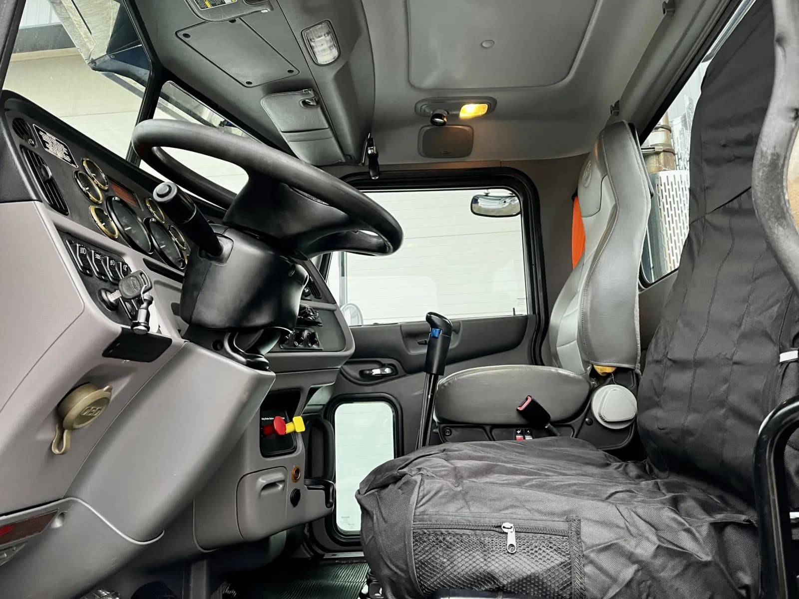 2015 Peterbilt 365 — photo 14