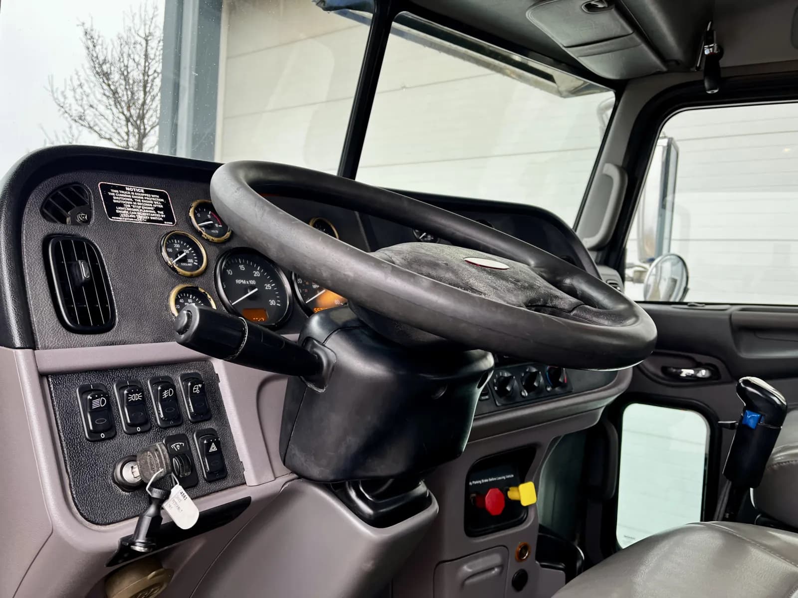 2015 Peterbilt 365 — photo 15