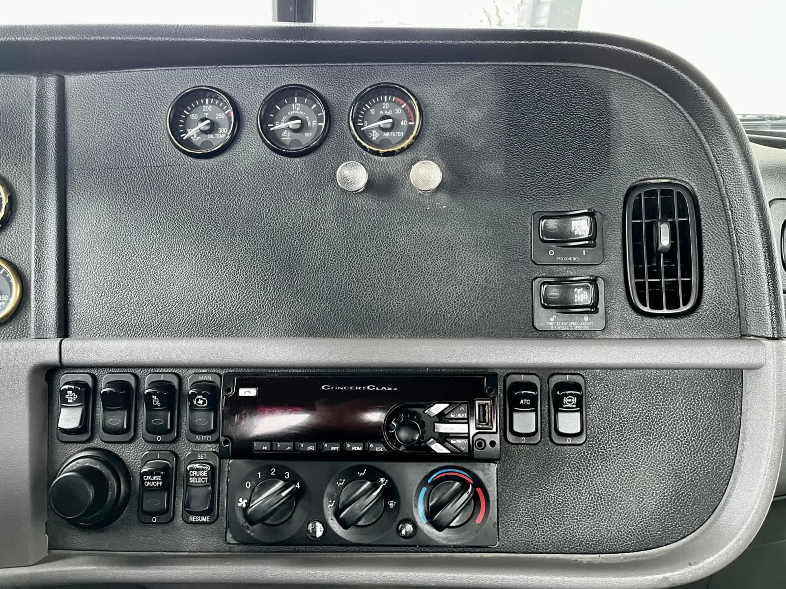 2015 Peterbilt 365 — photo 18