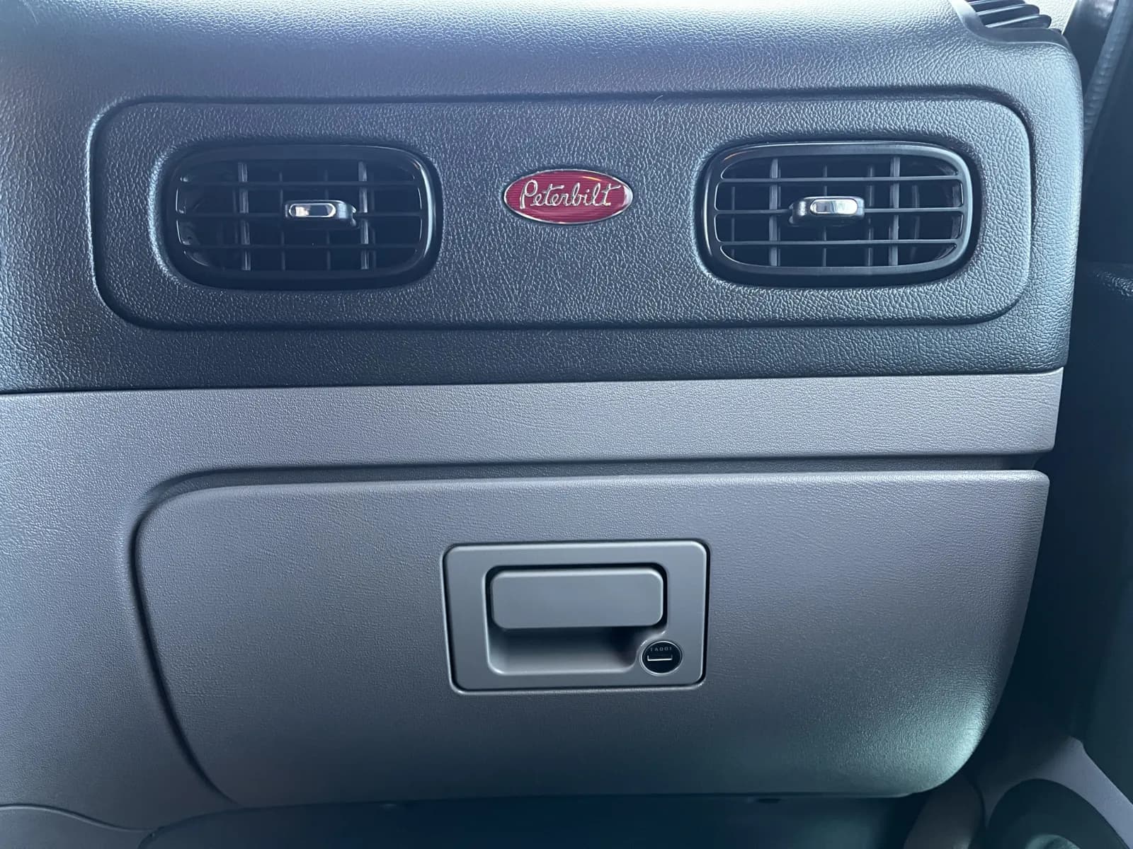 2019 Peterbilt 389 — photo 19