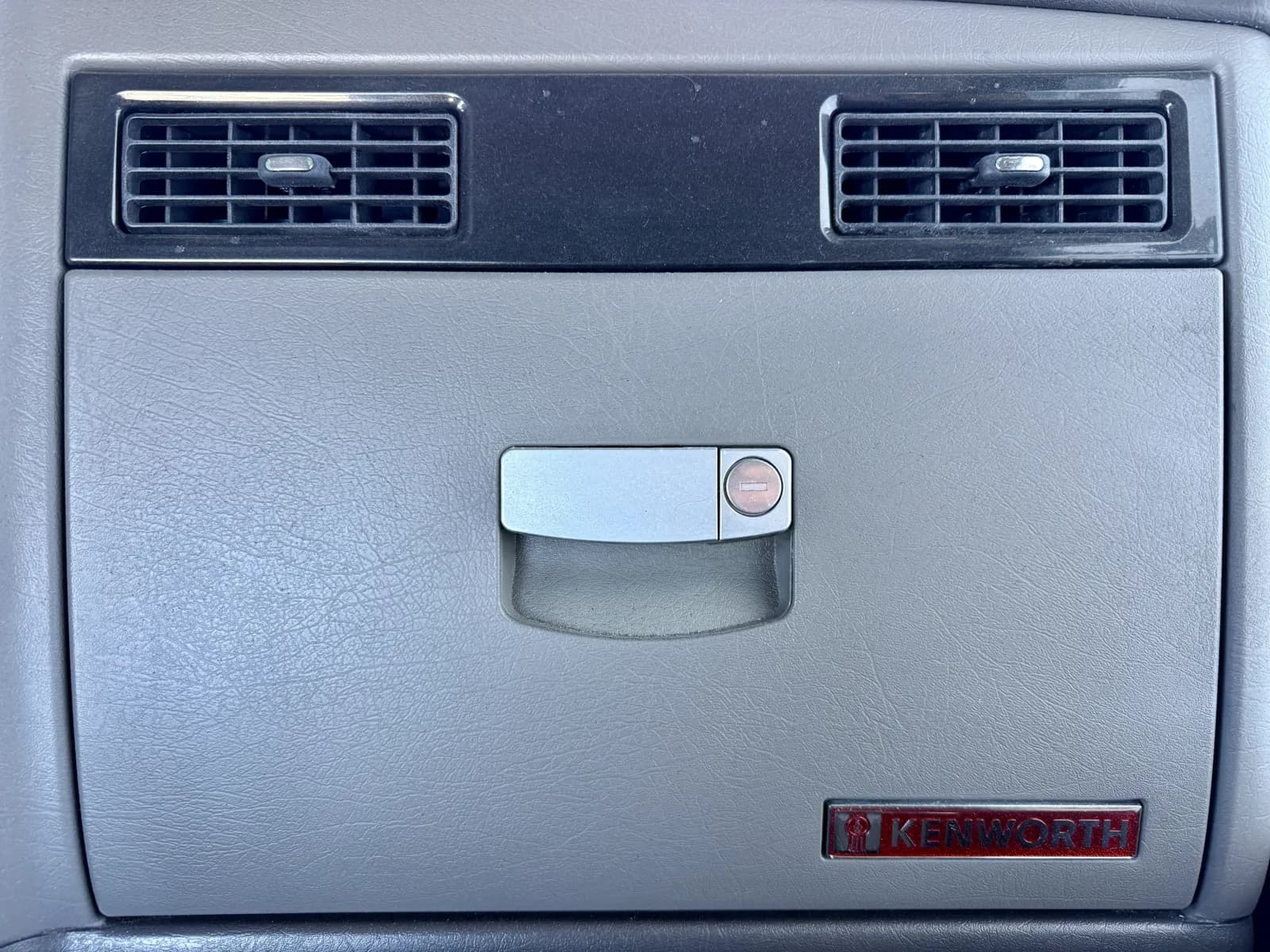 2010 Kenworth T800 — photo 19