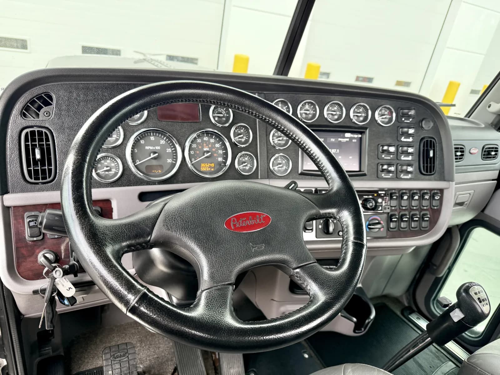 2020 Peterbilt 389 — photo 15