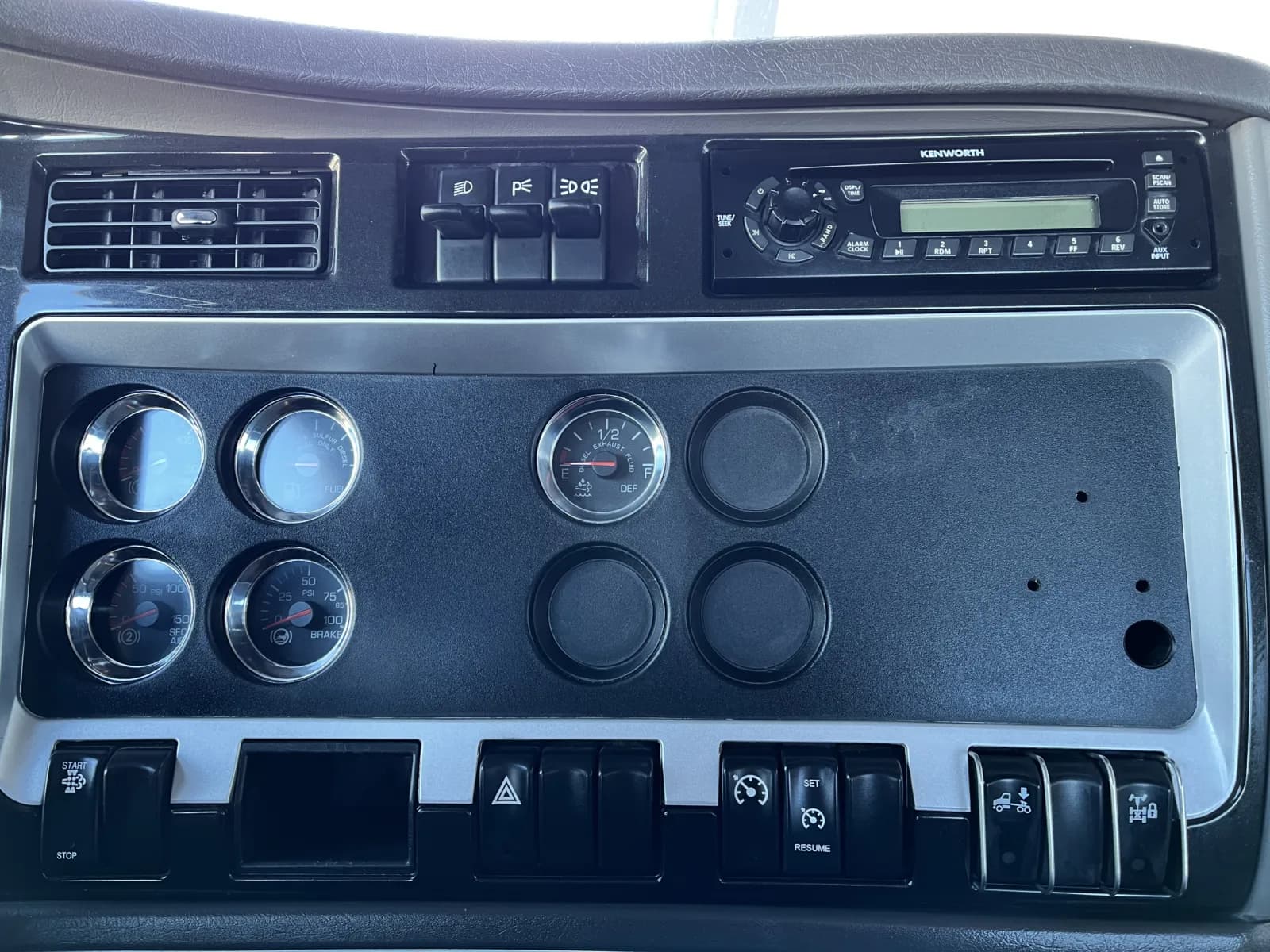 2011 Kenworth T800 — photo 18