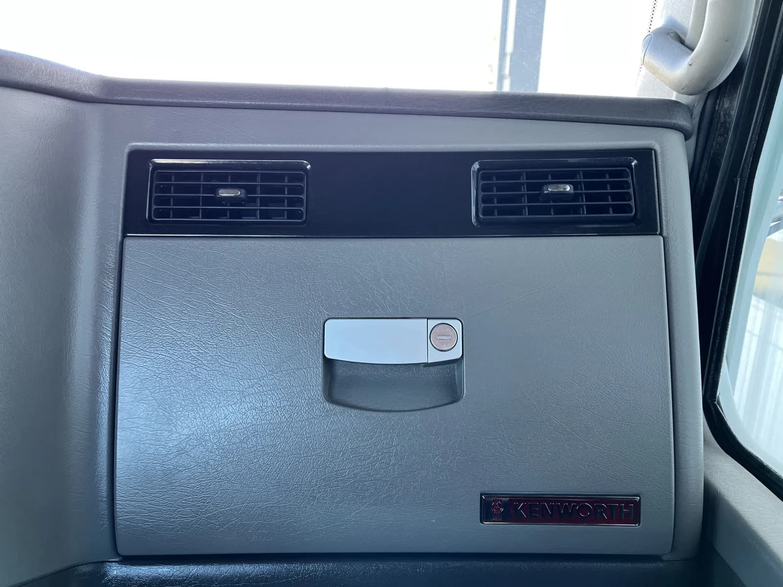 2011 Kenworth T800 — photo 19