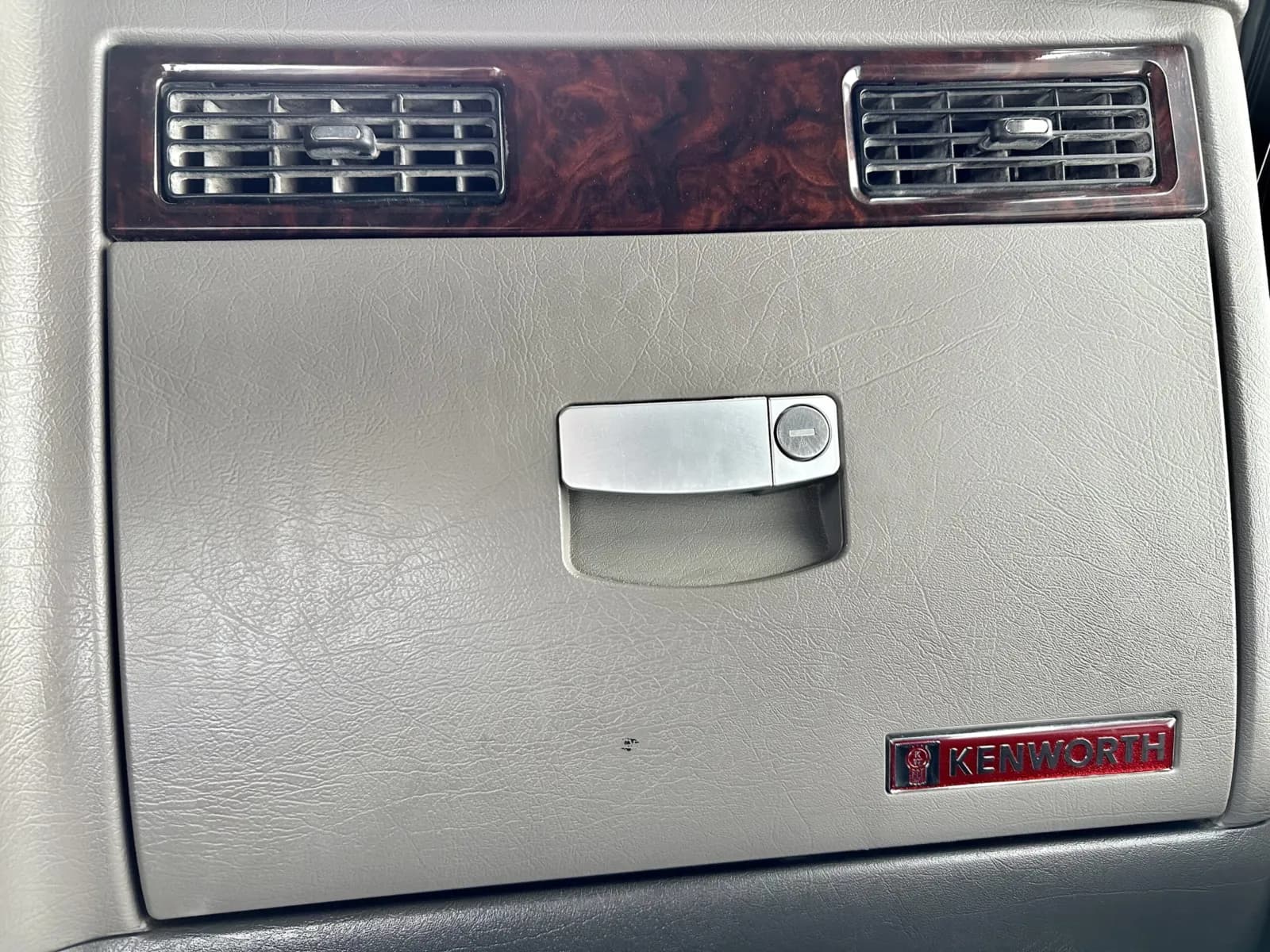 2011 Kenworth W900 — photo 18