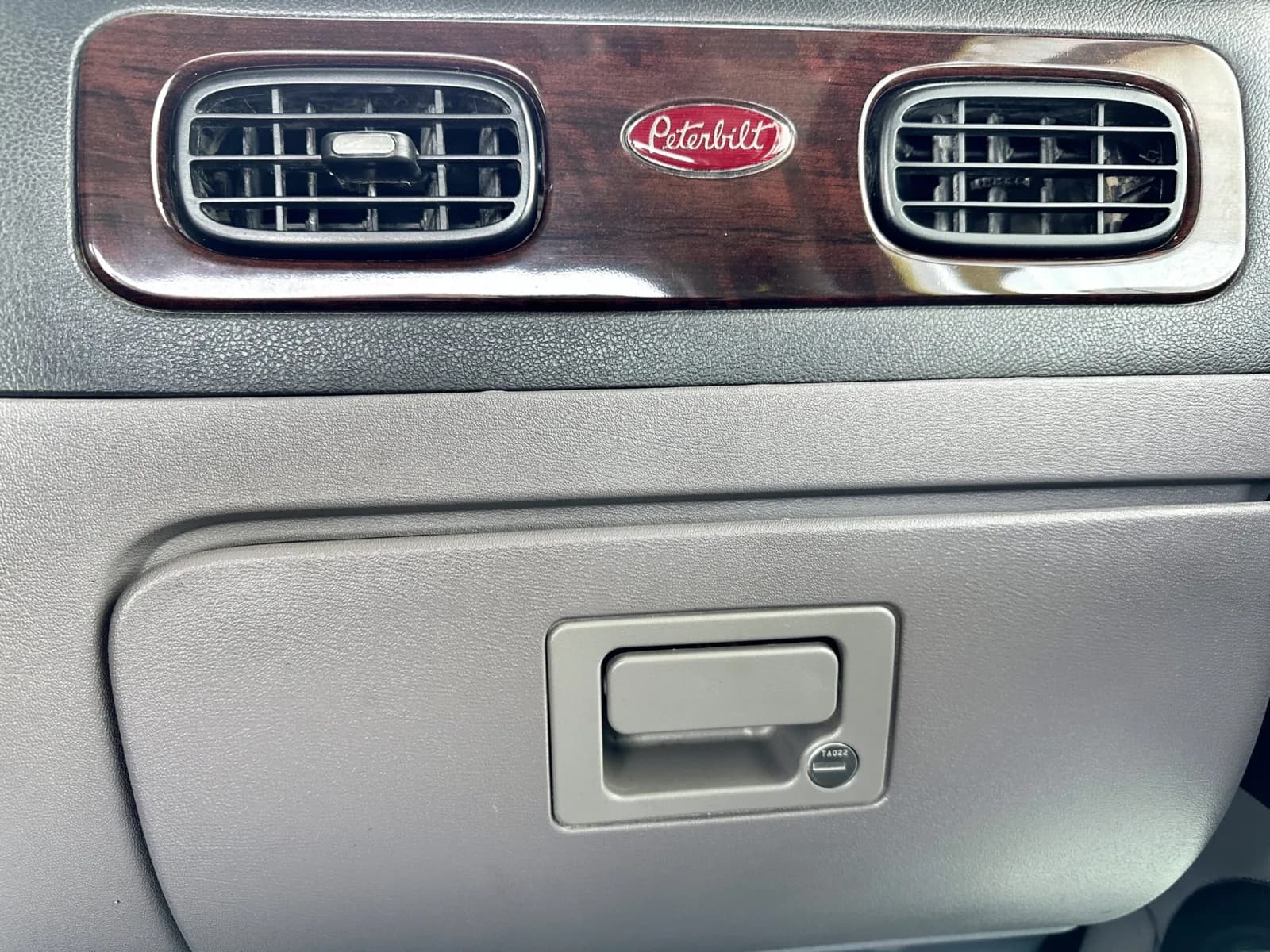 2014 Peterbilt 389 — photo 20