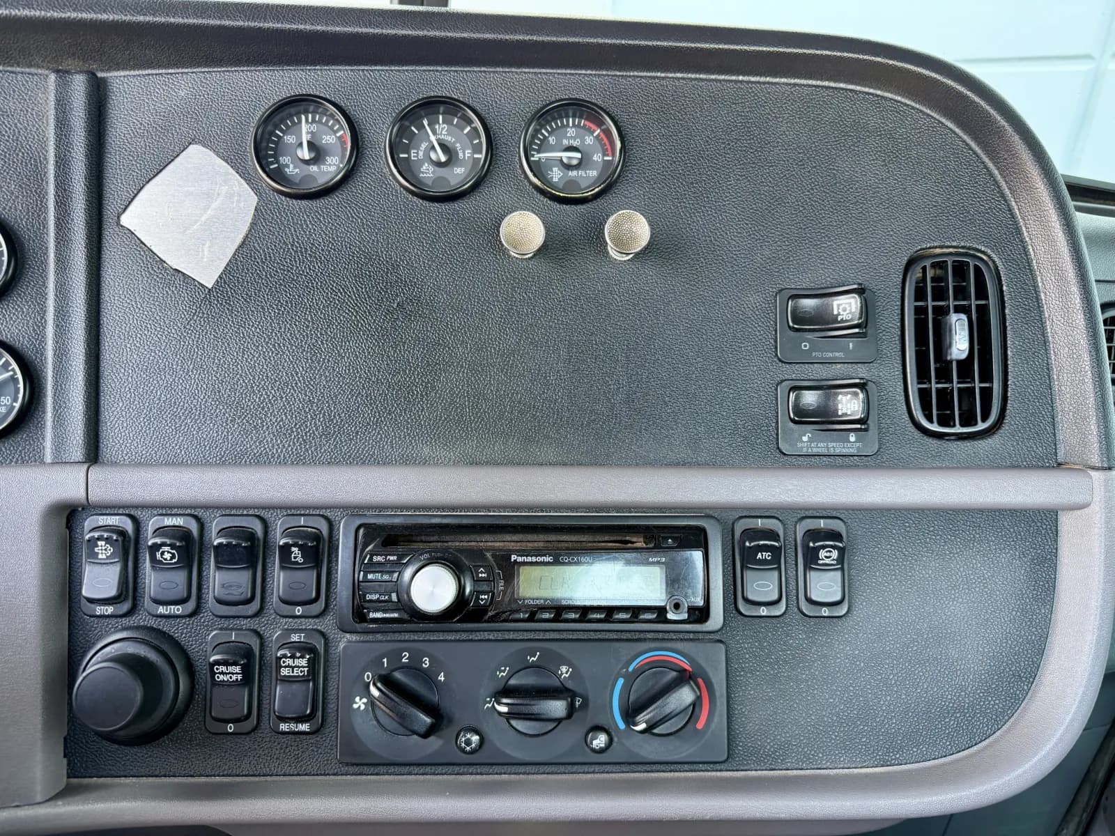 2016 Peterbilt 365 — photo 18