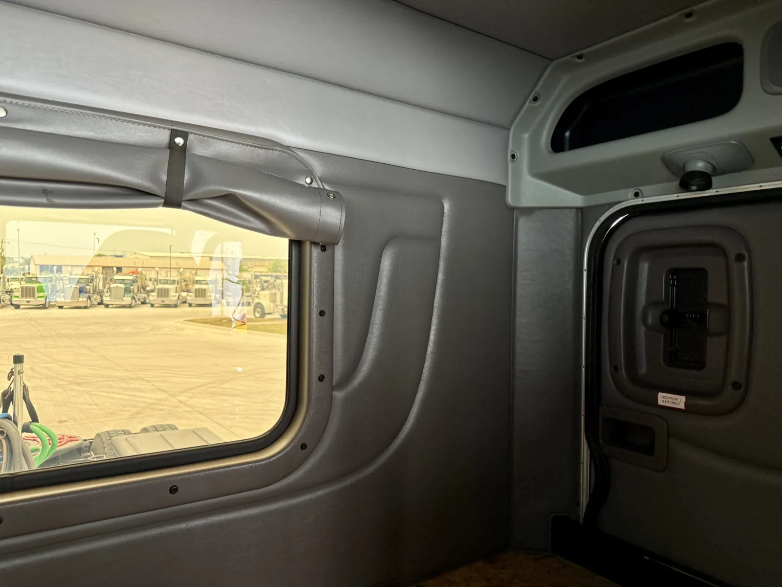 2014 Peterbilt 389 — photo 23