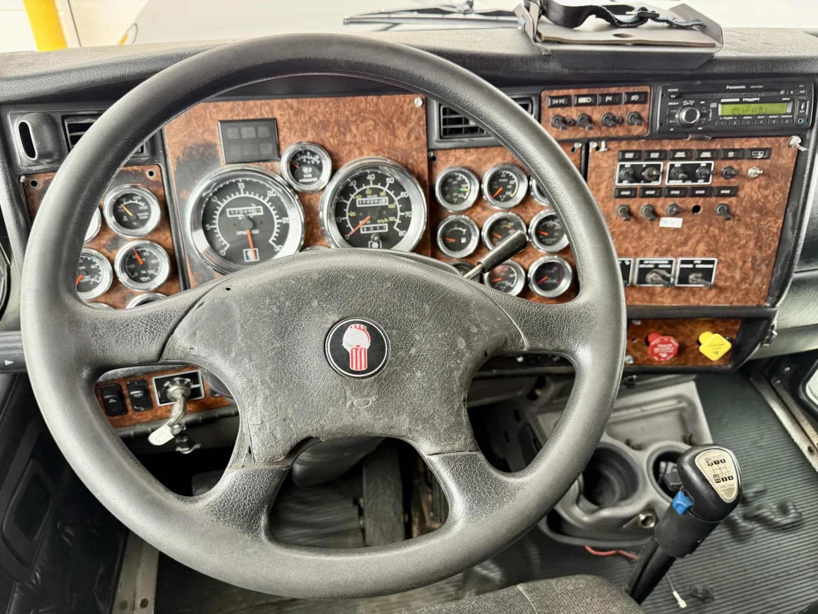 2005 Kenworth W900 — photo 16