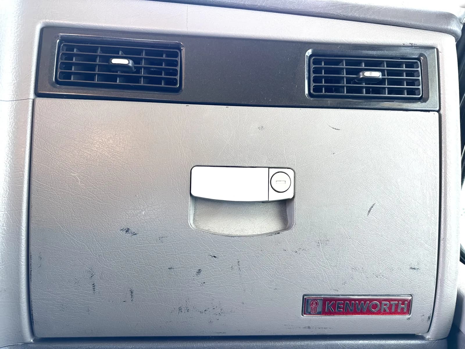 2011 Kenworth T800 — photo 19