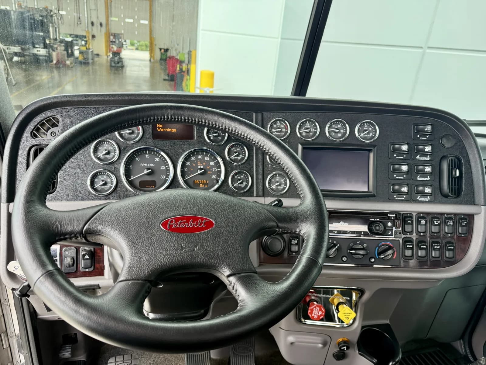 2021 Peterbilt 389 — photo 16