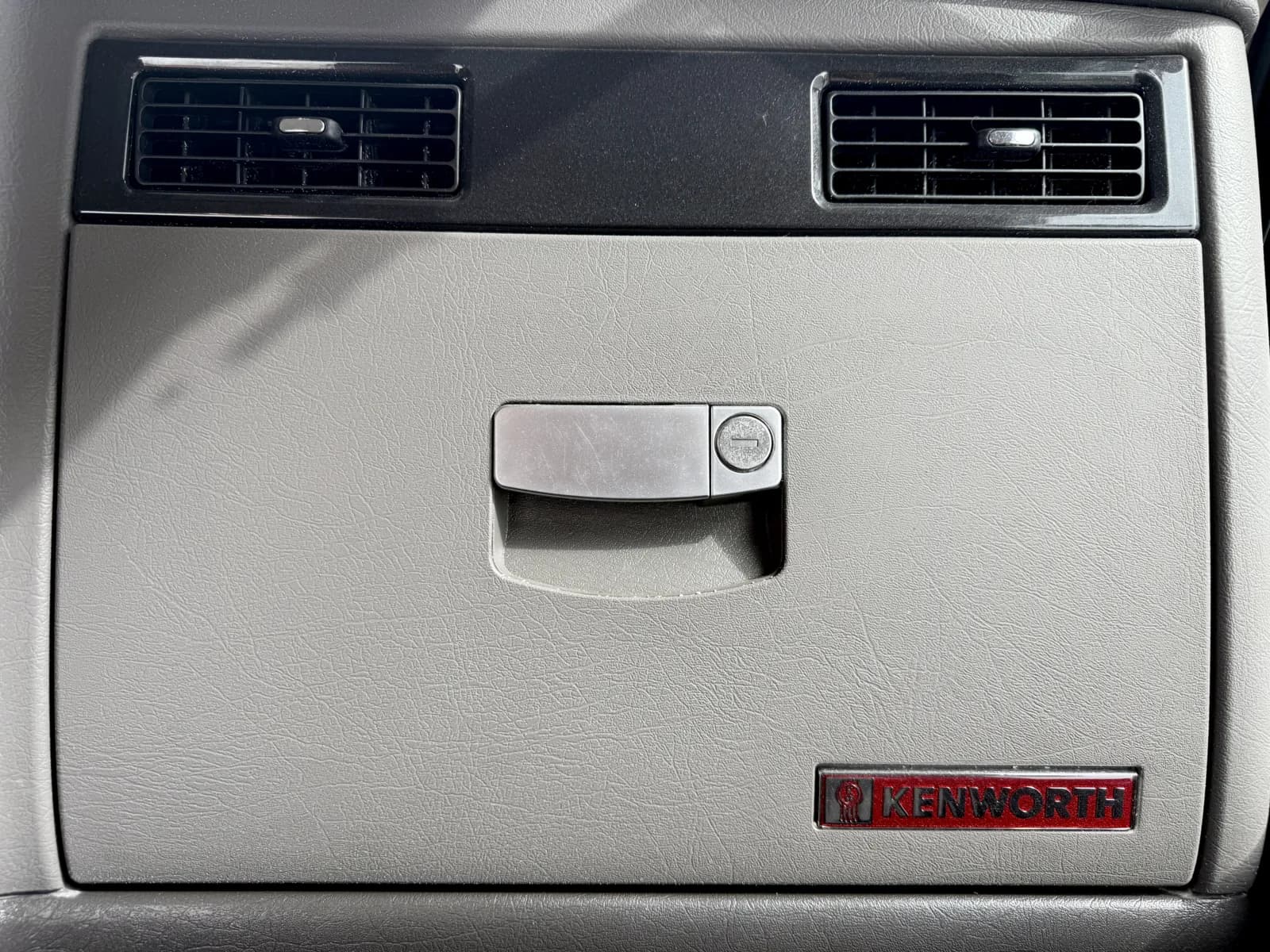 2020 Kenworth T800 — photo 19