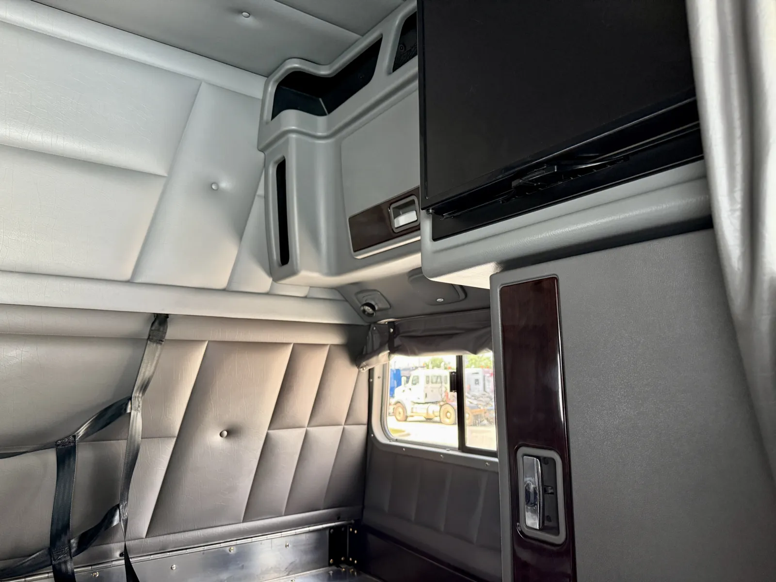 2019 Peterbilt 389 — photo 24