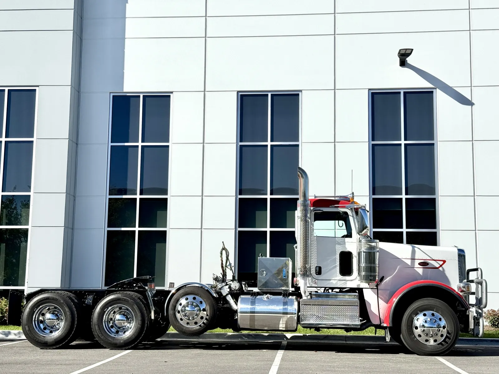 2023 Peterbilt 389 — photo 3