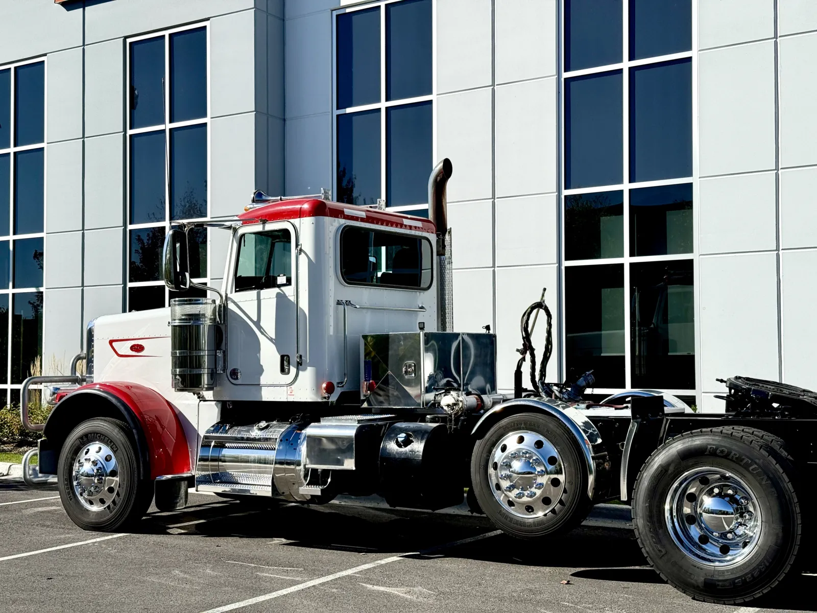 2023 Peterbilt 389 — photo 8