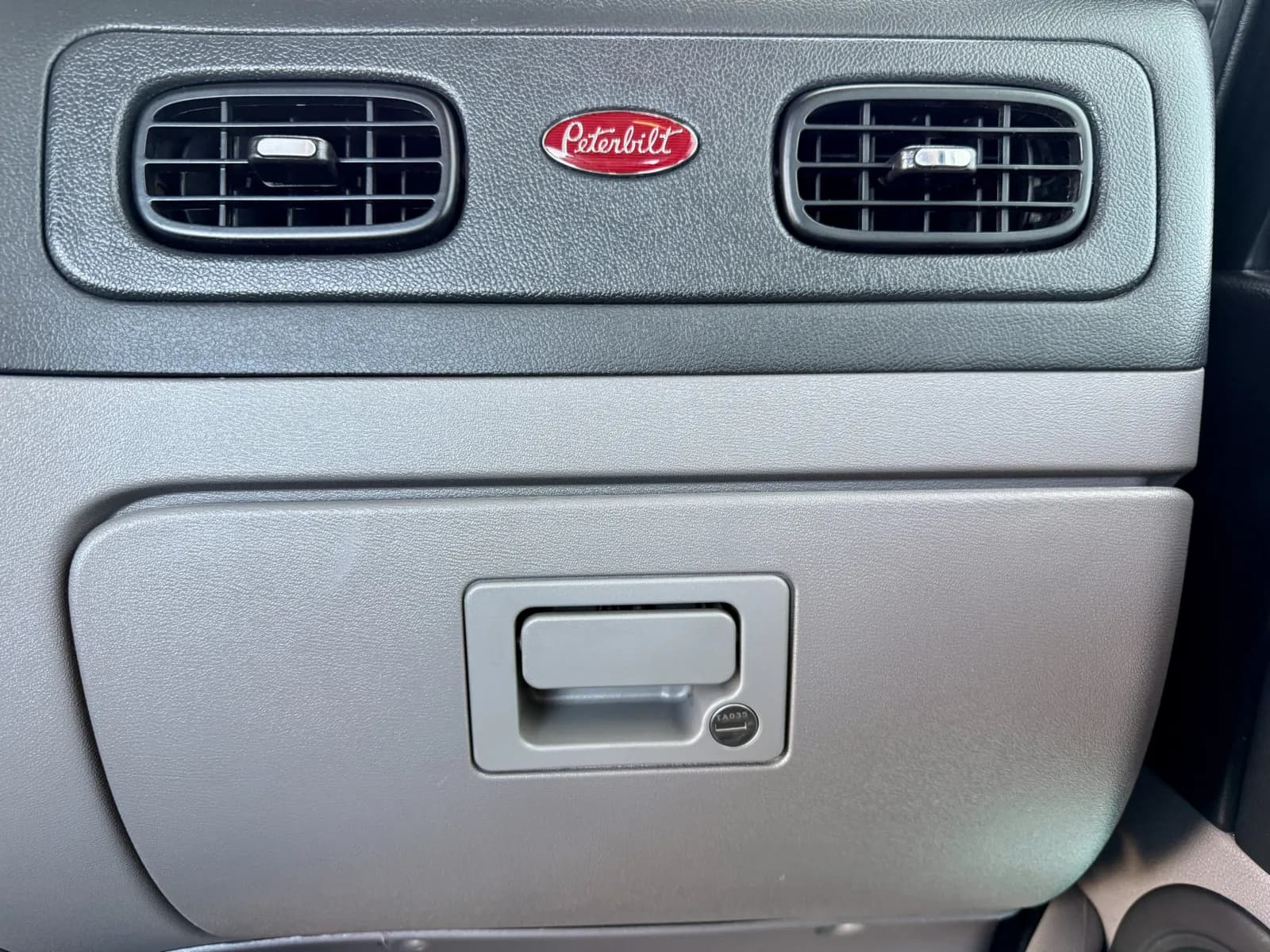 2023 Peterbilt 389 — photo 19