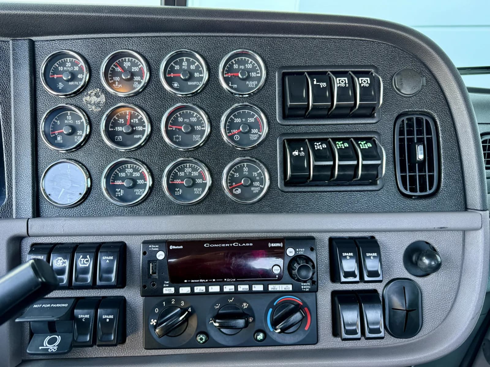 2023 Peterbilt 389 — photo 18