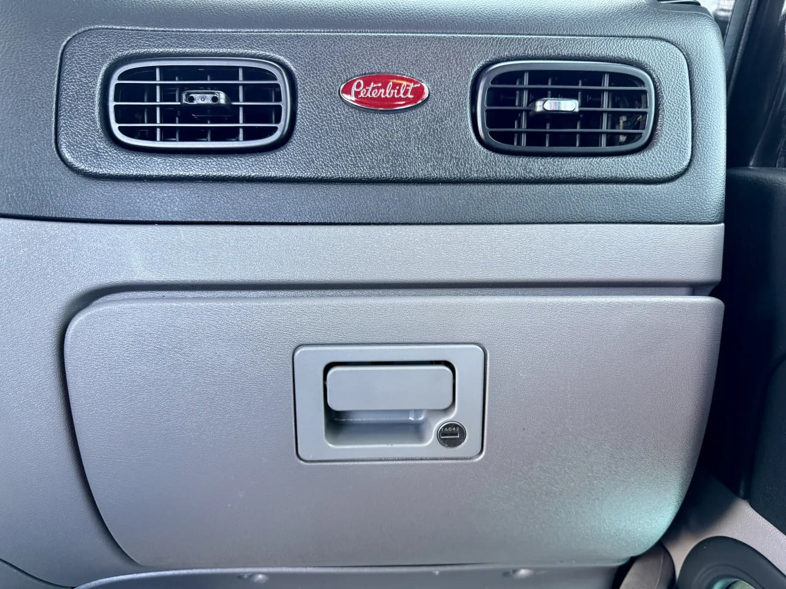 2023 Peterbilt 389 — photo 19