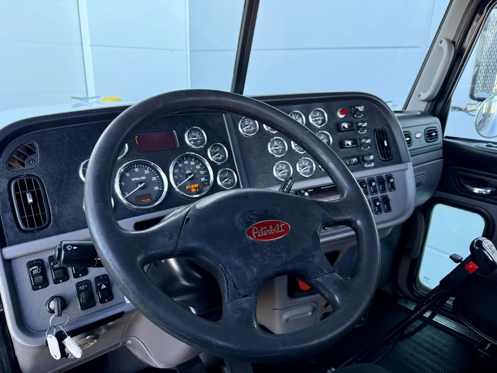 2020 Peterbilt 389 — photo 15