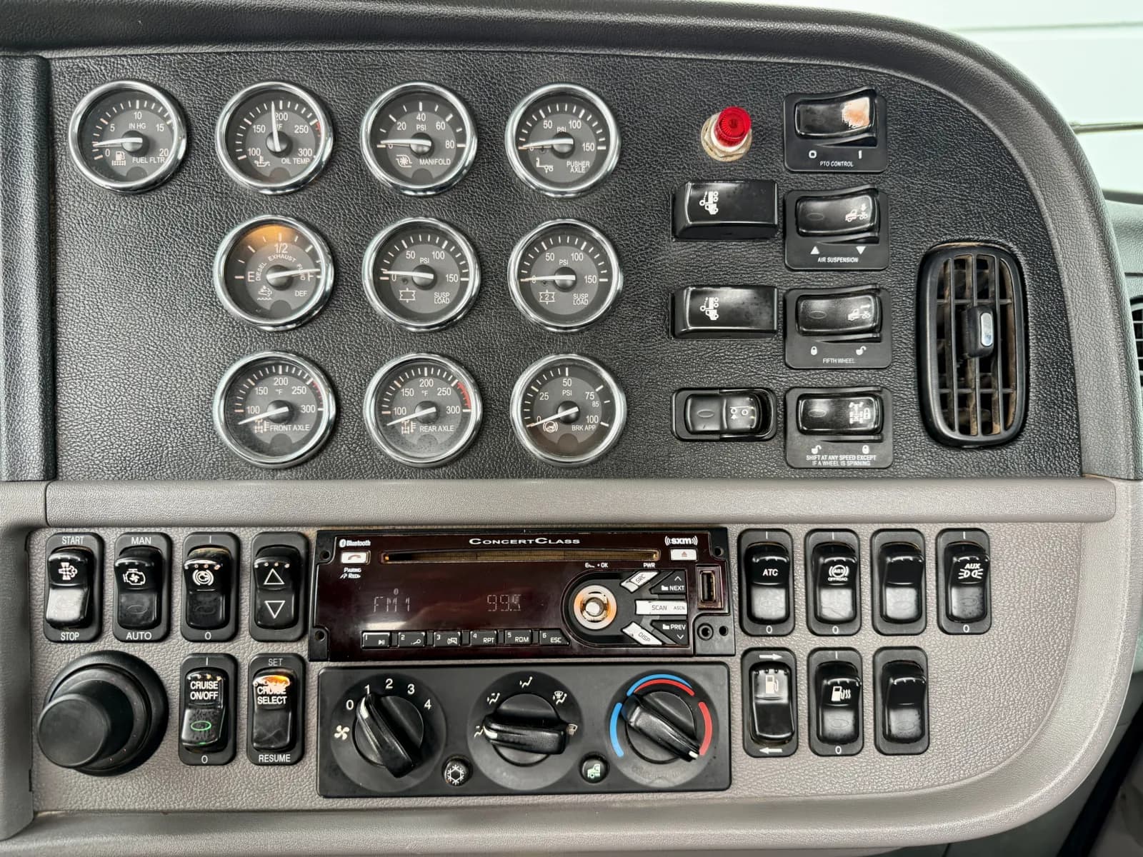 2020 Peterbilt 389 — photo 17