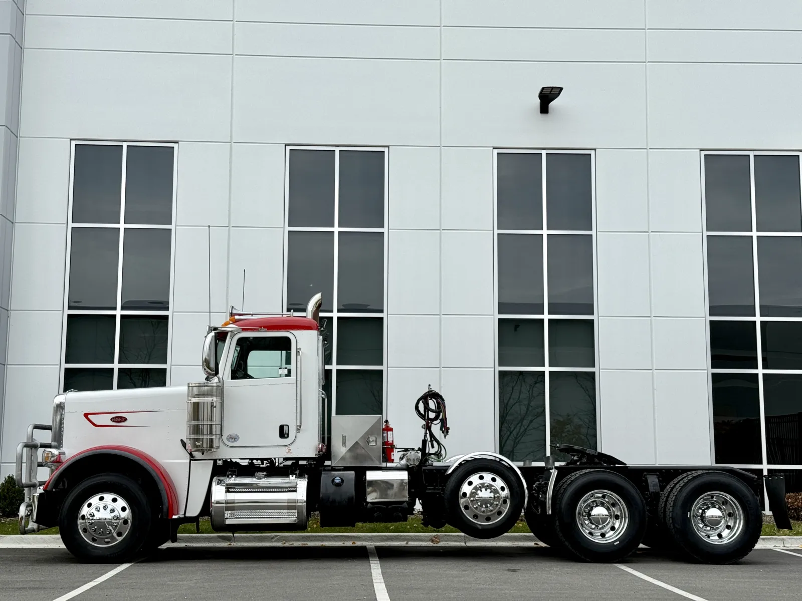 2023 Peterbilt 389 — photo 4