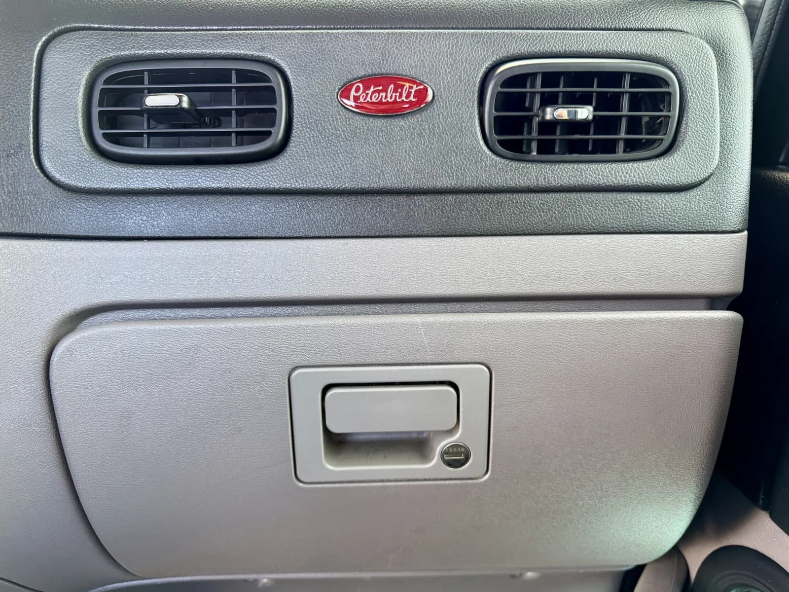 2023 Peterbilt 389 — photo 19