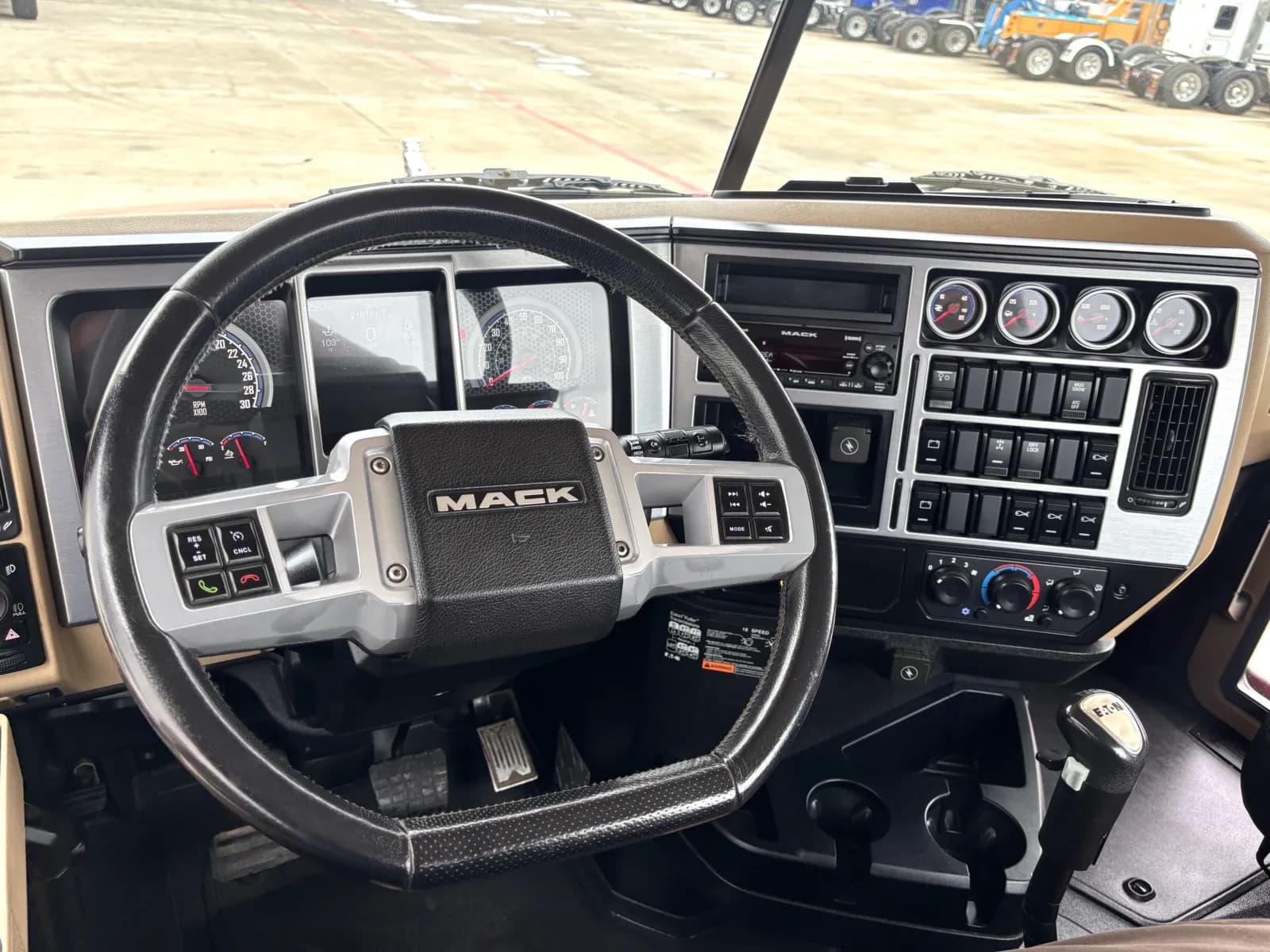 2023 Mack Granite — photo 16