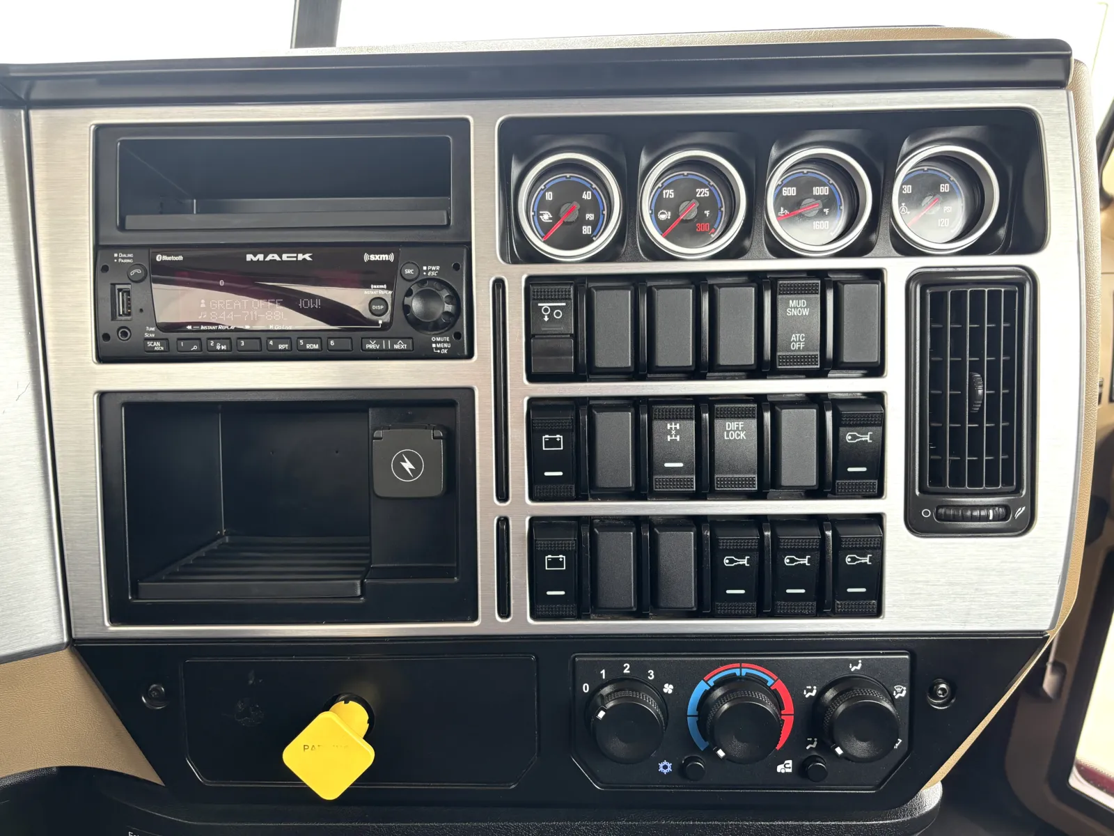 2023 Mack Granite — photo 18